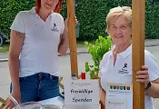 erna_mit_spendenbox.jpg
